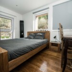 La chambre avec le bureau