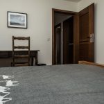 La chambre avec le bureau