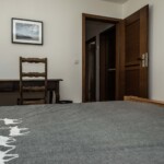 La chambre avec le bureau
